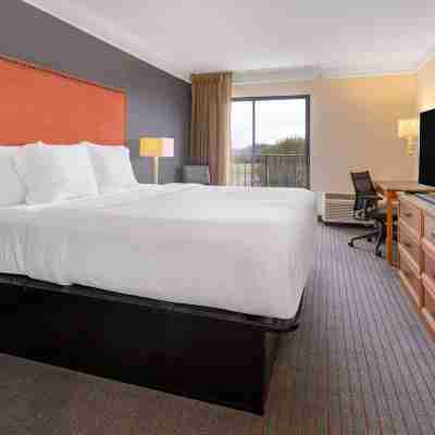 La Quinta Inn & Suites by Wyndham Kingsport TriCities Airpt Rooms