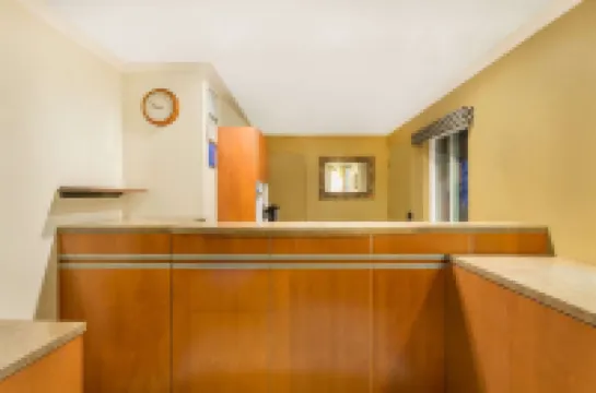 슈퍼 8 바이 윈덤 마리티네즈