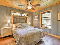 Adirondack Cabin on Private Lake Near Glenfield! Ξενοδοχεία στην πόλη Greig