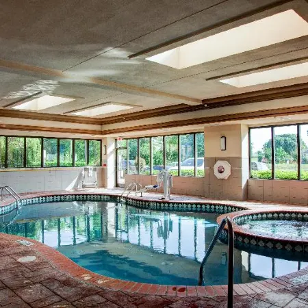 Country Inn & Suites by Radisson, Tyler University Area