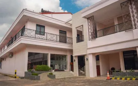 Megaria Hotel Отели рядом с достопримечательностью «MONUMEN KAPSUL WAKTU»