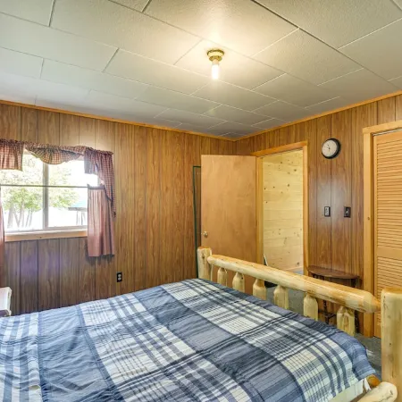 Peaceful Lakefront Cabin Getaway Dock, Fire Pit!