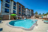 Country Inn & Suites by Radisson, Ontario at Ontario Mills, CA - Rooftop Pools