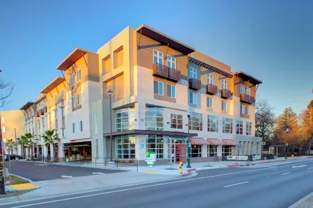 Holiday Inn Windsor - Wine Country Отели рядом с достопримечательностью «Парк Футхилл Риджинал»