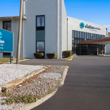 Clarion Pointe Bloomington-Normal Near I-55 and University