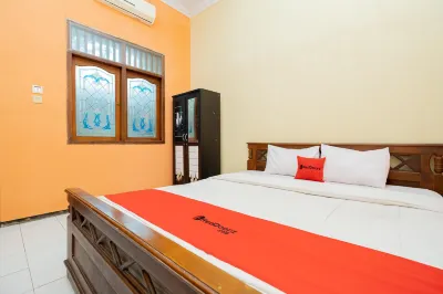RedDoorz Syariah at Jalan Sunan Giri Tuban Hotel a Latsari