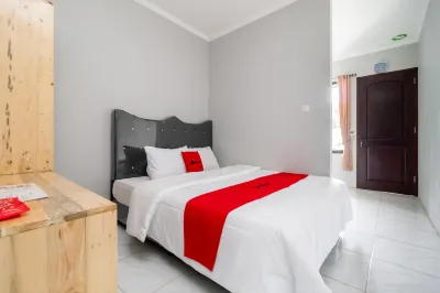 RedDoorz Plus Near Jungeland Sentul Các khách sạn ở Babakan Madang