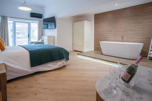 Suite 5 - Sleeping Giant Hotel - PEN Y CAE Inn - Holiday Apartments