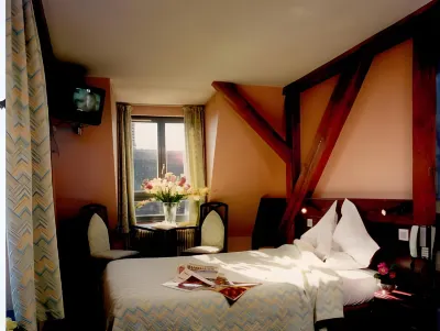 Hotel Restaurant Dontenville Hotel dekat Cigoland - Parc des Cigognes et Attractions