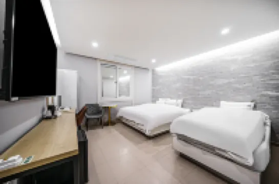 Gwangju Yongbong-Dong Yaja Gwangju Yongbong Branch Keullaegjaeg附近的飯店