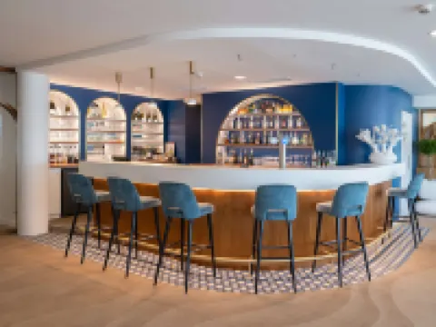 Best Western Plus le Roof バンヌのホテル