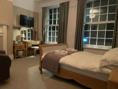 Wellington Hotel Hotels near St Thomas More Catholic Church