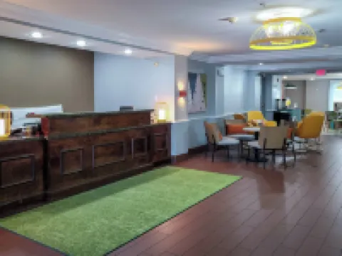 スパーク バイ ヒルトン モンゴメリー イーストチェイス モントゴメリーのホテル