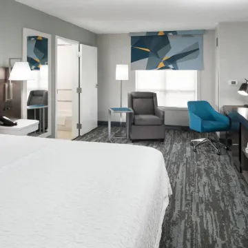 Hampton Inn & Suites Memphis at Beale Street Hotels near Beale St