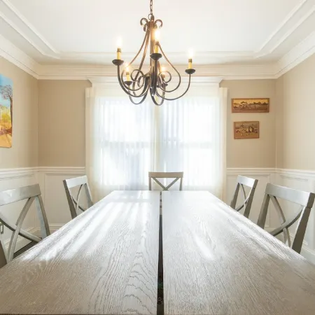 Peaceful Spacious Home with Theater. Family Friendly, Centrally located