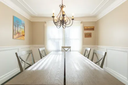 Peaceful Spacious Home with Theater. Family Friendly, Centrally located