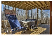 Luxury, Spacious Cabin w/ Mtn view, work office, hot-tub, arcades, Weber Grills