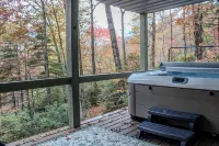 Newly remodeled 3-bedroom house with private hot tub, in welcoming Lake Toxaway.