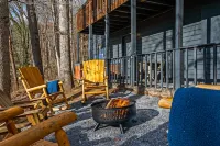 NEW Bear Paw Cabin~Hot Tub~Game Room~Theater Autrey's Antiques & Ideas附近的飯店