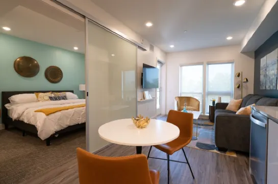 Luxe Kitchen & Bath • gigabit WiFi • Walker's Paradise • W/D in unit • King Bed