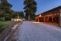 A cozy, private, pet friendly cabin that sleeps 6 guests with a hot tub