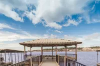 "The Bayliner" Lake Hamilton Condo: 2BR/2BA. Sleeps 6. Pool. Covered Boat Slip!