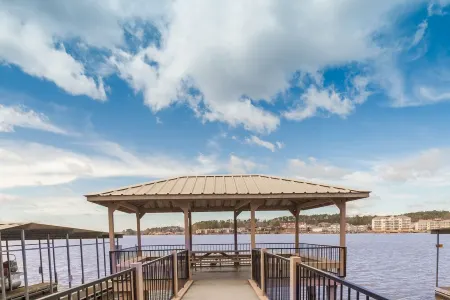 "The Bayliner" Lake Hamilton Condo: 2BR/2BA. Sleeps 6. Pool. Covered Boat Slip!