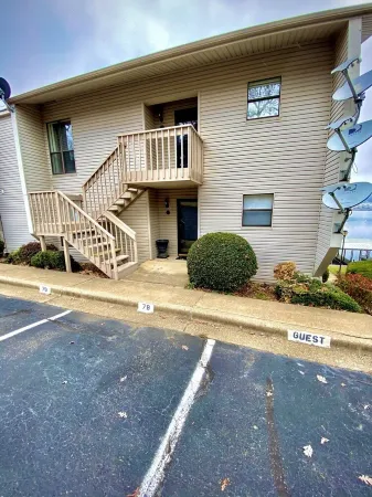 "The Bayliner" Lake Hamilton Condo: 2BR/2BA. Sleeps 6. Pool. Covered Boat Slip!