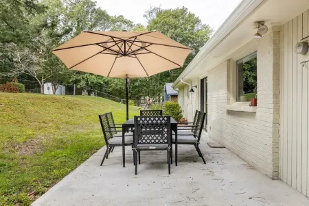 The Abode at Roswell. A Charming 4-bedroom with handicap accessible features. Отели в г. Розуэлл