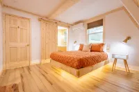 Freya's Cabin peaceful Aframe with hot tub & sauna 15 min to the national park!