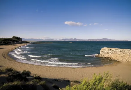 Charming country cottage in quiet village inland Costa Brava. Pool, barbecue