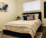 Lakefront cabin for the win! Hotels near Garvan Woodland Gardens