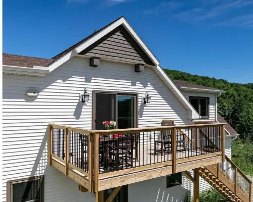 Sleeps 12: Apt & 3 rooms with common area and deck
