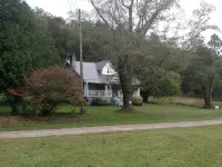 Tranquil sounds of the Dan River heard from the front porch or by the firepit. Hotel di Patrick County