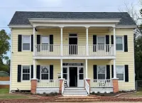Washington House: Steps to Dwtn; Backyard oasis with fire pit/pool table/games 옐로 피버 묘지 주변 호텔
