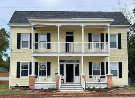 Washington House: Steps to Dwtn; Backyard oasis with fire pit/pool table/games