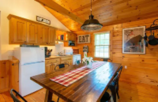 Relaxing Two Bedroom Cabin - 10 minutes to Camden!