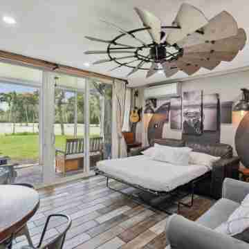 NEW! RusticLuxe — Fully Custom Boss Cabin at Turtle Bay Rooms