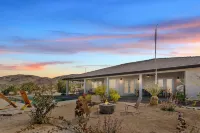 Quail Crossing-Modern Poolside Retreat w/Hot Tub. Close to remote JTree entrance Hotel a Twentynine Palms