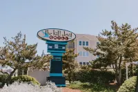 Cute Modern Piece of Paradise Just Steps to the Ocean! New and Modern Oasis!