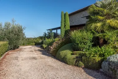 Apartment overlooking the Sienese hills, swimming pool and free wi-fi
