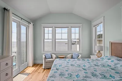 Beautiful Bayfront w/ Heated Pool & Dock.  6 Bedrooms, all w/ Ensuite Bathrooms. Hotels near Island Massage