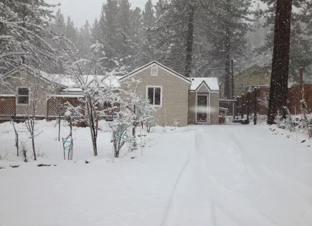 Aspen Ridge Chalet Walk to downtown Truckee and Safeway private hot tub dog ok