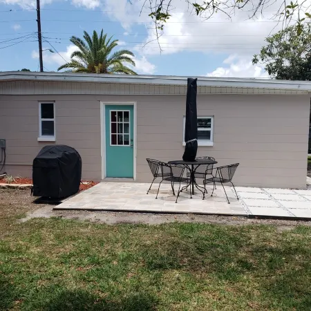 Cozy Canal Cottage waterfront, nature experience. 15 minutes to the beaches.