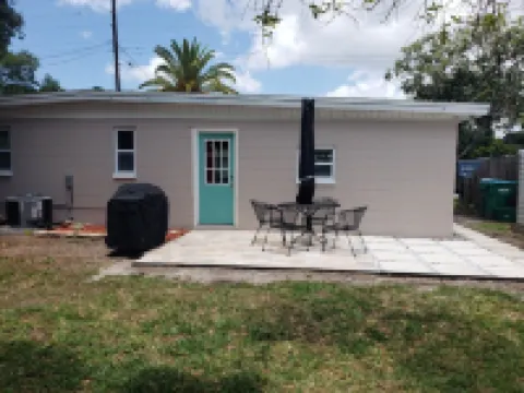 Cozy Canal Cottage waterfront, nature experience. 15 minutes to the beaches.