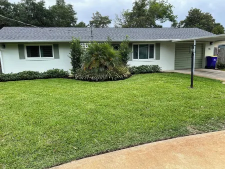 Naomi’s pool, river & beach getaway