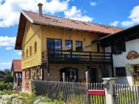Exclusive, sunny new-build vacation apartment with the flair of a former barn Hotels in Görisried