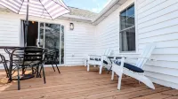 The Sycamore Cottage - 2 BR & 1.5 Bath - Hot Tub - Steps to Downtown