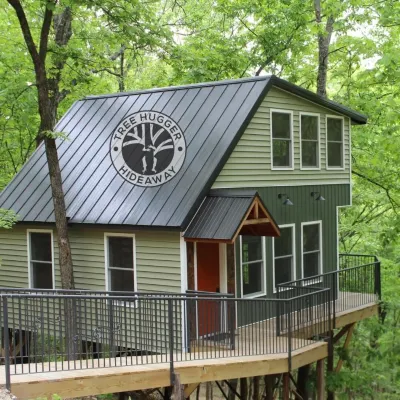 Secluded Treehouse in the Woods 10 Minutes to Landing & Sdc!