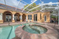 Waterfront Luxury Stay-Pool-Hot Tub-Kayaks & Sunset Views on Lake Magdelene